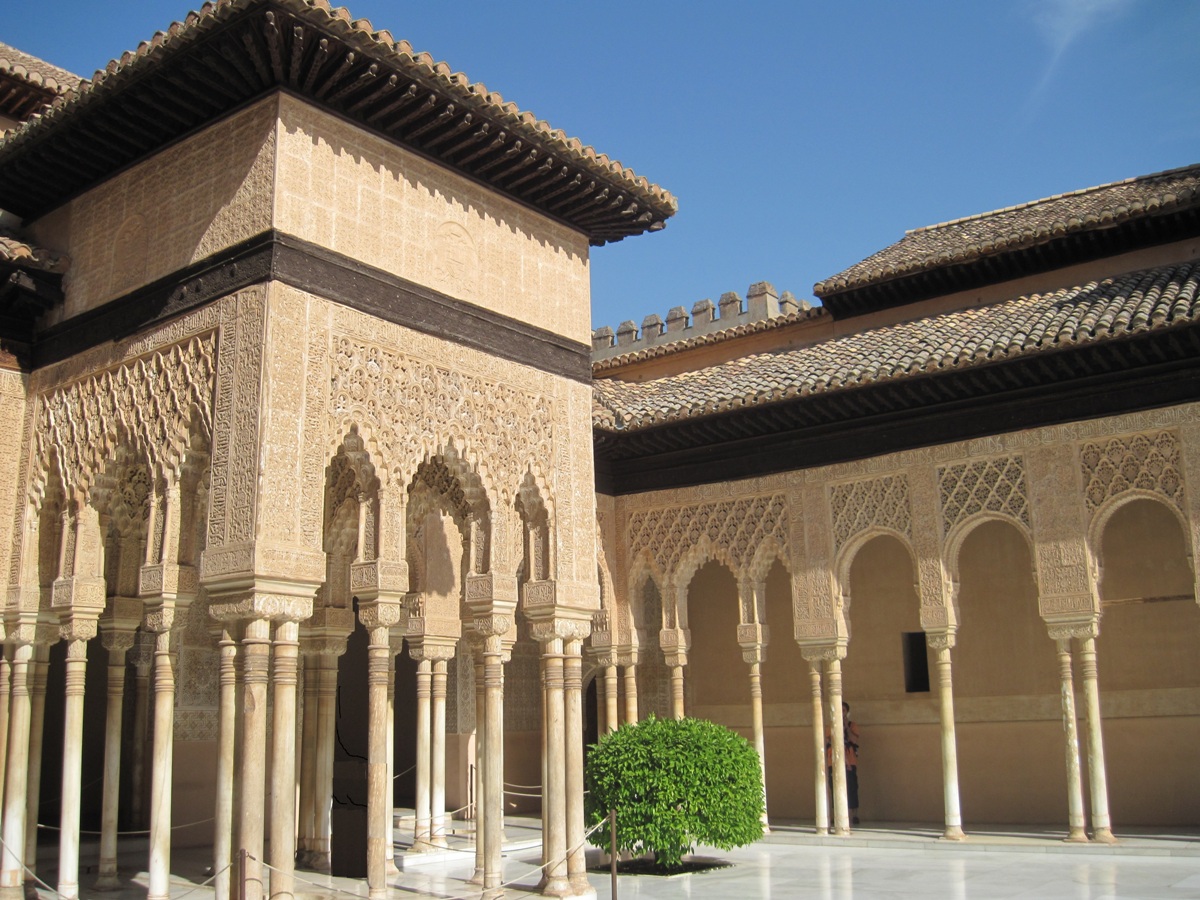 52- Alhambra- Altra veduta del cortile con pareti e archi lavorati